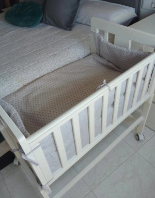 Minicuna blanca con ruedas