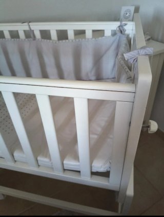 Minicuna blanca con ruedas