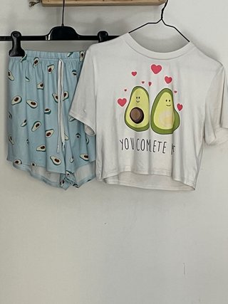 Pijama de dos piezas con estampado de aguacates