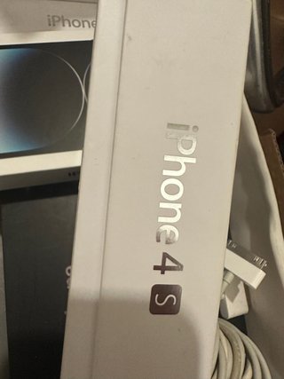 iPhone 4S y lote de cajas Apple