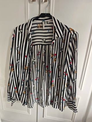 Camisa Stradivarius rayas y flores