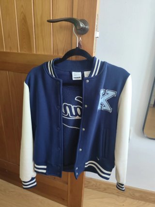 Chaqueta Universitaria Karl Kani Azul y Blanca