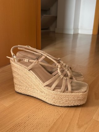 Sandalias de cuña beige