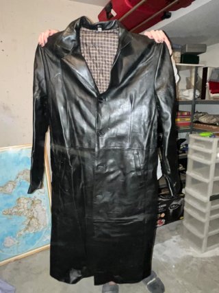 Gabardina de cuero negra