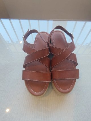 Sandalias Elisenda. Toni Pons. Marrones