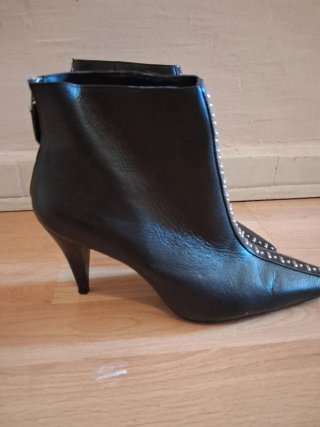 Botines Negros con Tachuelas