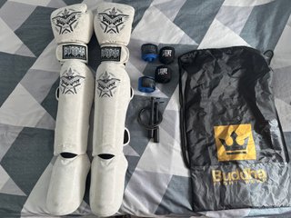 Pack Muay Thai Buddha Guantes y Tibiales