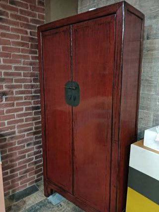 Armario de madera maciza con baldas