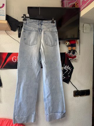 Pantalón vaquero Zara desgastado