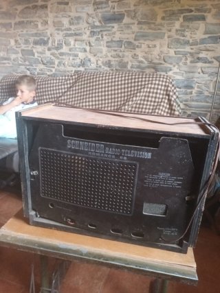 Radio Schneider Antigua Marrón