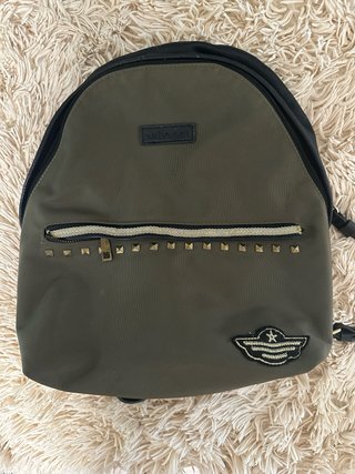Mochila Sixtiseven verde militar con tachuelas