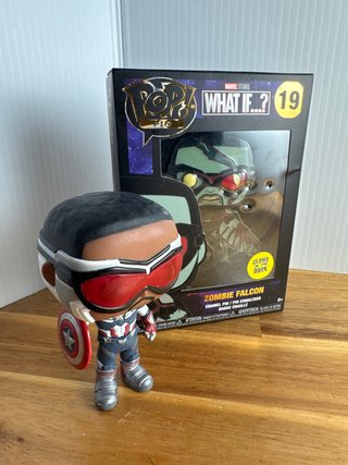 Figura y Pin Zombie Falcon Marvel What If...?