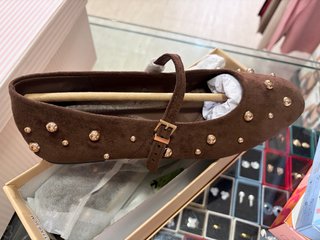 Zapatillas Marrones con Tachuelas Doradas
