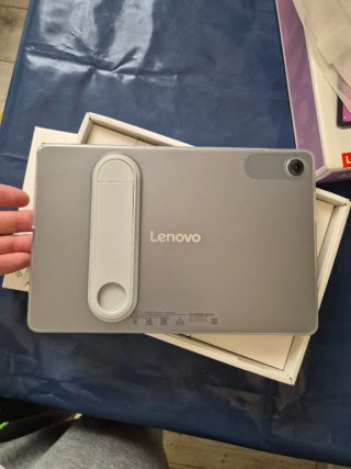 Tablet Lenovo Tab con funda