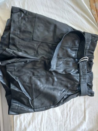 Pantalones cortos de cuero negro