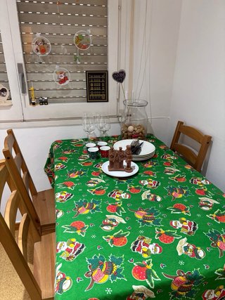 Mesa IKEA con 4 sillas