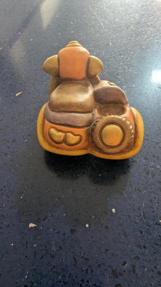 Figure in ceramica Thun. Auto, moto, locomotiva.
