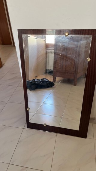 Espejo de madera con marco oscuro
