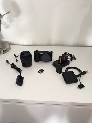 Cámara Sony ZV-E10 con objetivo y accesorios