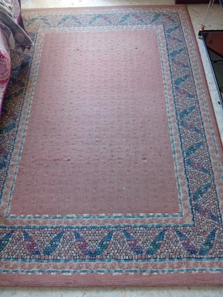 Alfombra rosa con borde multicolor