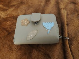 Monedero Beige con Detalles Florales