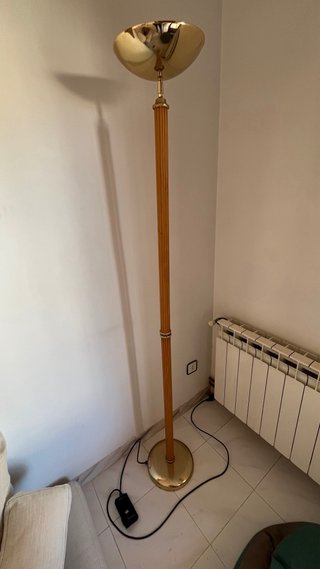 Lámpara de pie dorada y madera