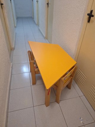Mesa y 2 sillas infantiles de madera de colegio