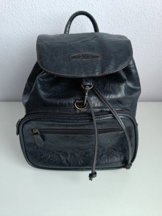 Mochila de cuero grueso negra