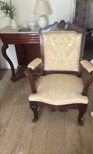 Sillón de Madera Clásico