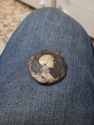 Moneda Antigua con Perfil