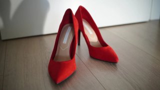 Zapatos de salón rojos de ante
