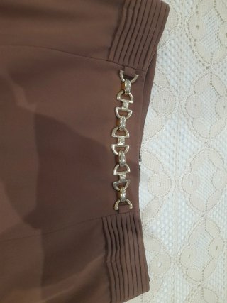 Falda Marrón con Detalle Metálico
