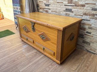 Baúl de madera antiguo con herrajes dorados