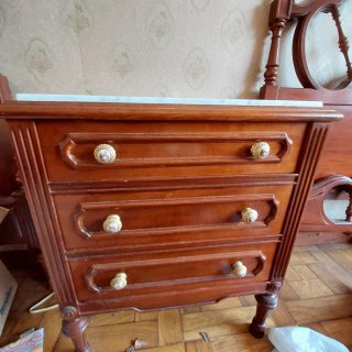 Comodino in legno e marmo con 3 cassetti.