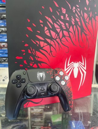 PlayStation 5 con design Spider-Man in rosso e nero