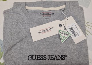 CAMISETA GUESS JEANS BORDADO GRIS CLARO TALLA S