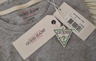CAMISETA GUESS JEANS BORDADO GRIS CLARO TALLA S