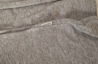 CAMISETA GUESS JEANS BORDADO GRIS CLARO TALLA S