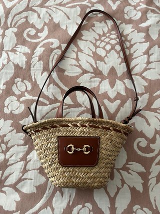 Bolso de mano de esparto con detalles en piel
