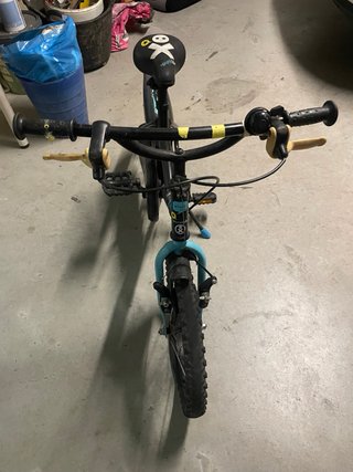 Bicicleta infantil negra y azul