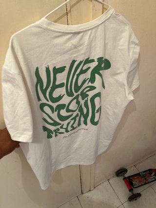 Camiseta Blanca con Estampado Verde