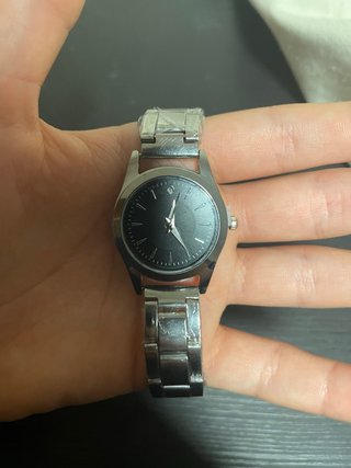 Reloj de pulsera plateado y negro