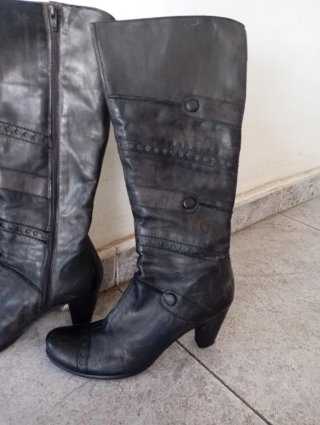 Botas de piel negras