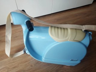 Maleta, correpasillos y juguete: Vespa azul