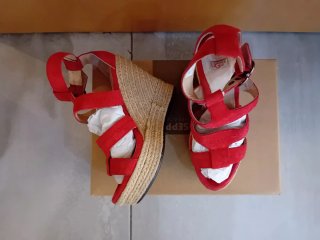 Sandalias de cuña UGG rojas