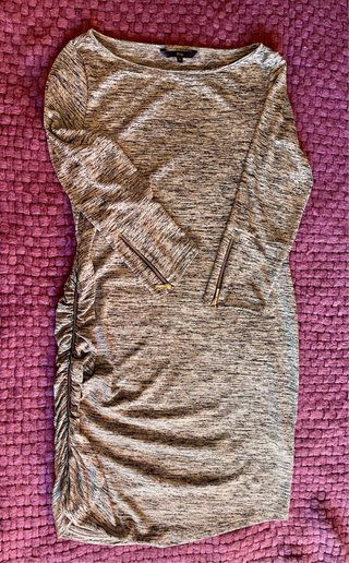 Vestido fiesta dorado y negro con drapeado lateral