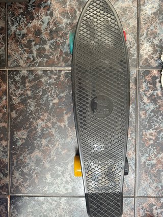 Skate Negro con Ruedas de Colores