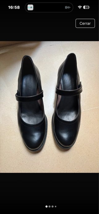 Zapatos de tacón negros con tira