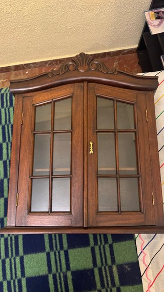 Vitrina pequeña de madera con cristal
