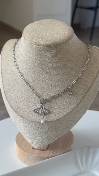 Collana in acciaio argentato con elemento farfalla